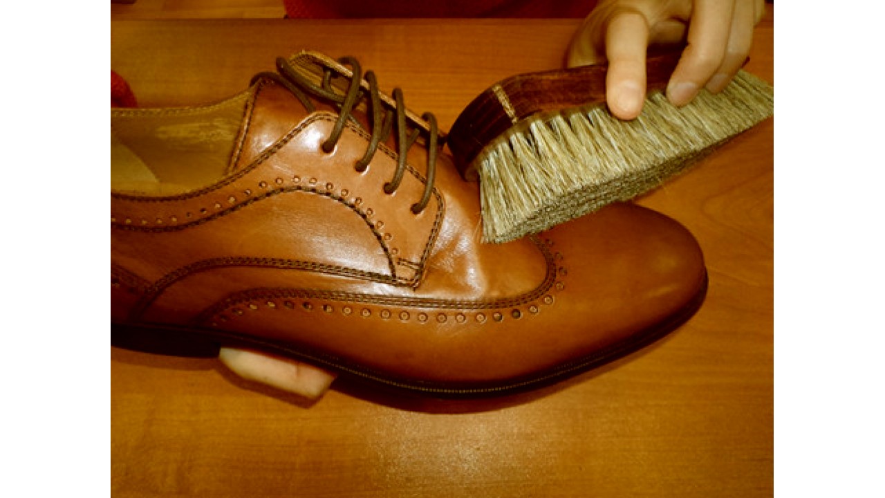 Как правильно чистить обувь от соли и реагентов